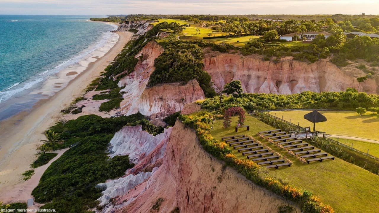 Vista aérea de praia na Bahia com areia dourada e mar turquesa